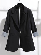 Eleganter schwarzer Blazer für Damen mit gestreiften Ärmeln, ideal für Business- und Freizeitoutfits. Hochwertige Mode, stilvoll und vielseitig.