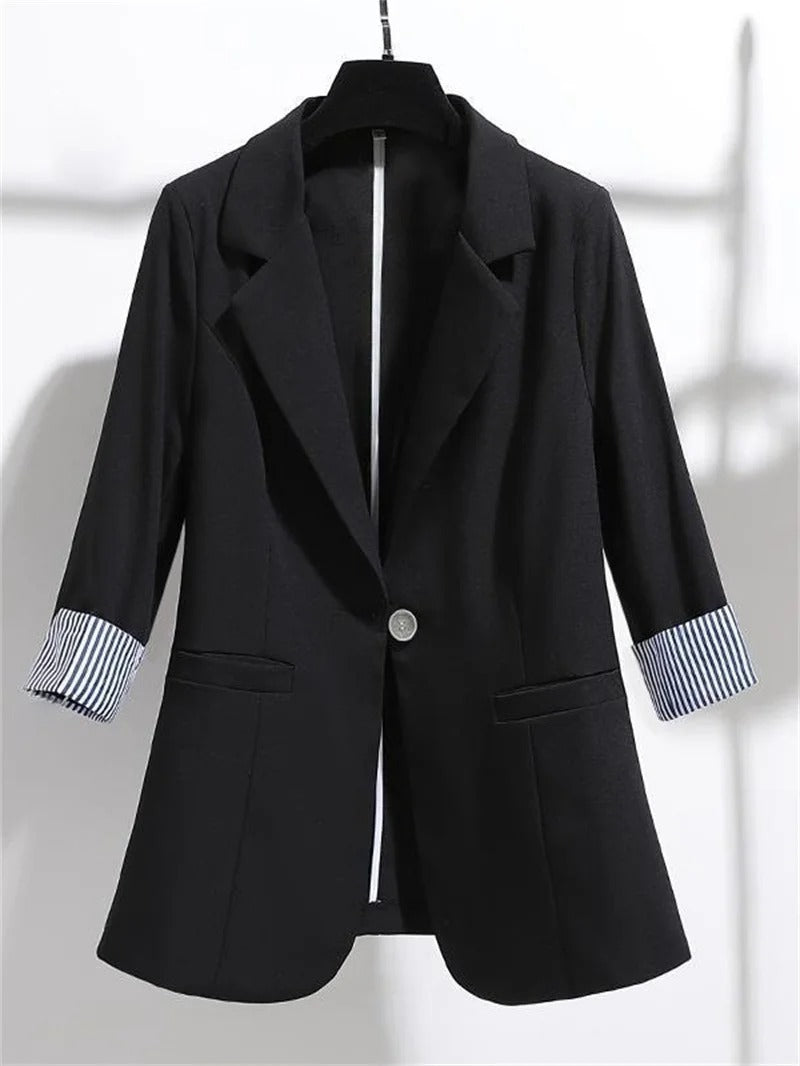 Eleganter schwarzer Blazer für Damen mit gestreiften Ärmeln, ideal für Business- und Freizeitoutfits. Hochwertige Mode, stilvoll und vielseitig.