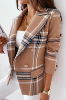 Damenblazer kariert in Beige, stilvoll und elegant, ideal für Business- und Freizeitoutfits. Perfekt kombinierbar mit weißer Kleidung.
