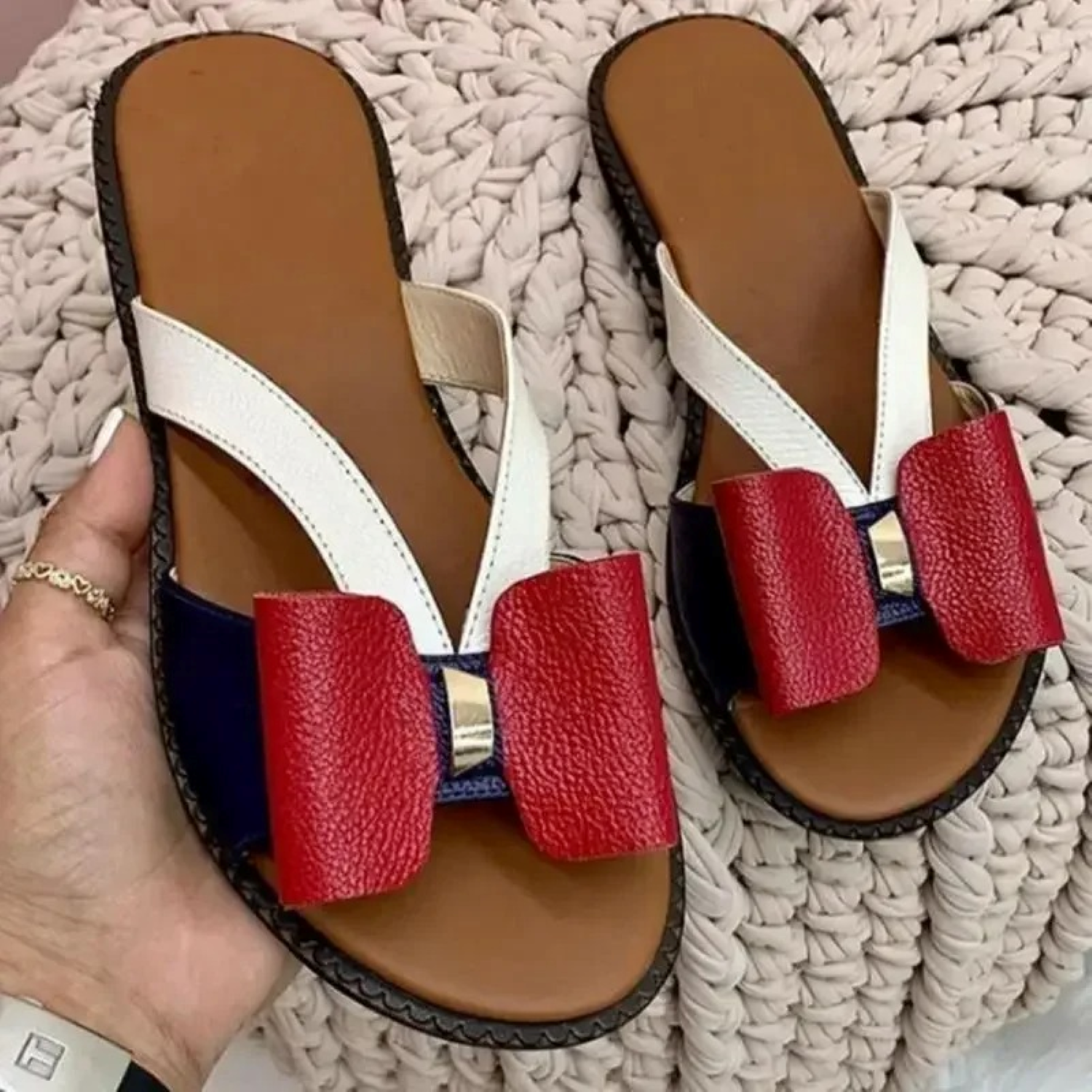 Damen-Sandalen mit roter Schleife, weißem Riemen und brauner Sohle. Modische Sommerschuhe, bequem und stilvoll für den Alltag.