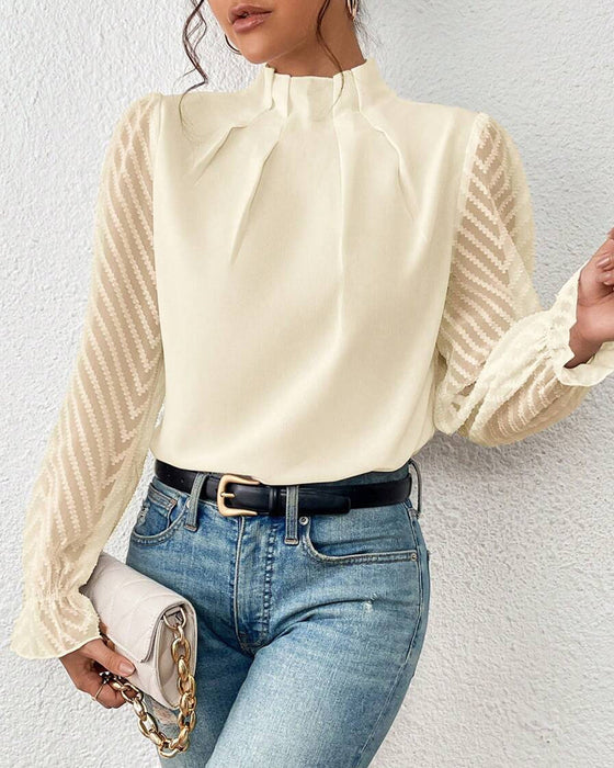 Elegante Damenbluse mit transparenten Ärmeln, kombiniert mit blauer Jeans und schwarzem Gürtel. Perfekt für modische Outfits und Casual-Looks.