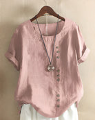 Damen Leinenbluse rosa, Knopfleiste, Kurzarm, lässig, Sommermode, hängend auf Holzkleiderbügel.