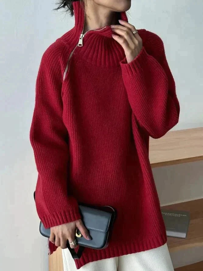 Roter Strickpullover mit Reißverschluss, Damenmode, Herbst-Winter, warm und stilvoll, ideal für kühle Tage, kombiniert mit weißer Hose.