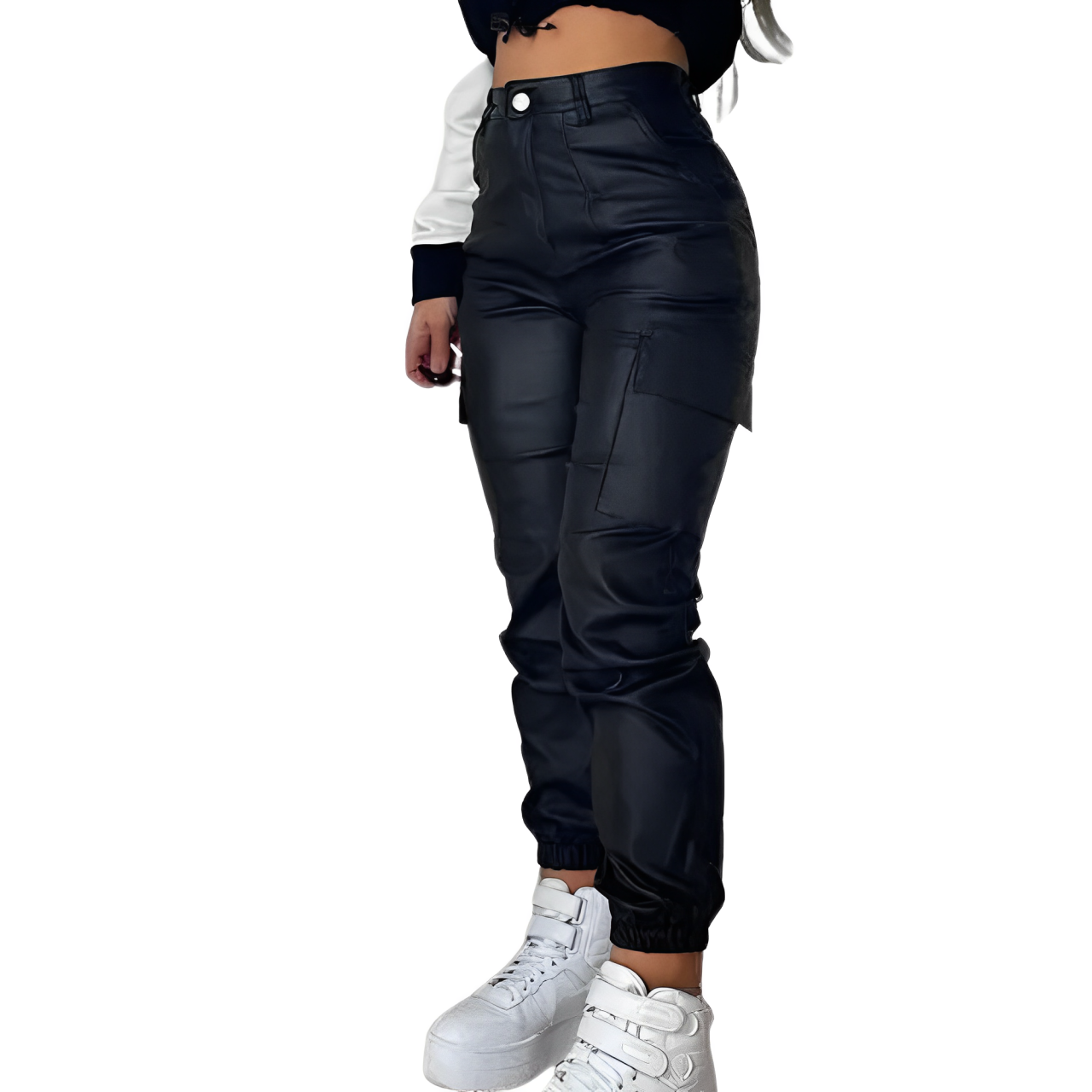 Damenhose aus schwarzem Kunstleder, Cargo-Stil, mit Seitentaschen. Perfekt für trendige Streetwear-Looks. Kombiniert mit weißen Sneakern.