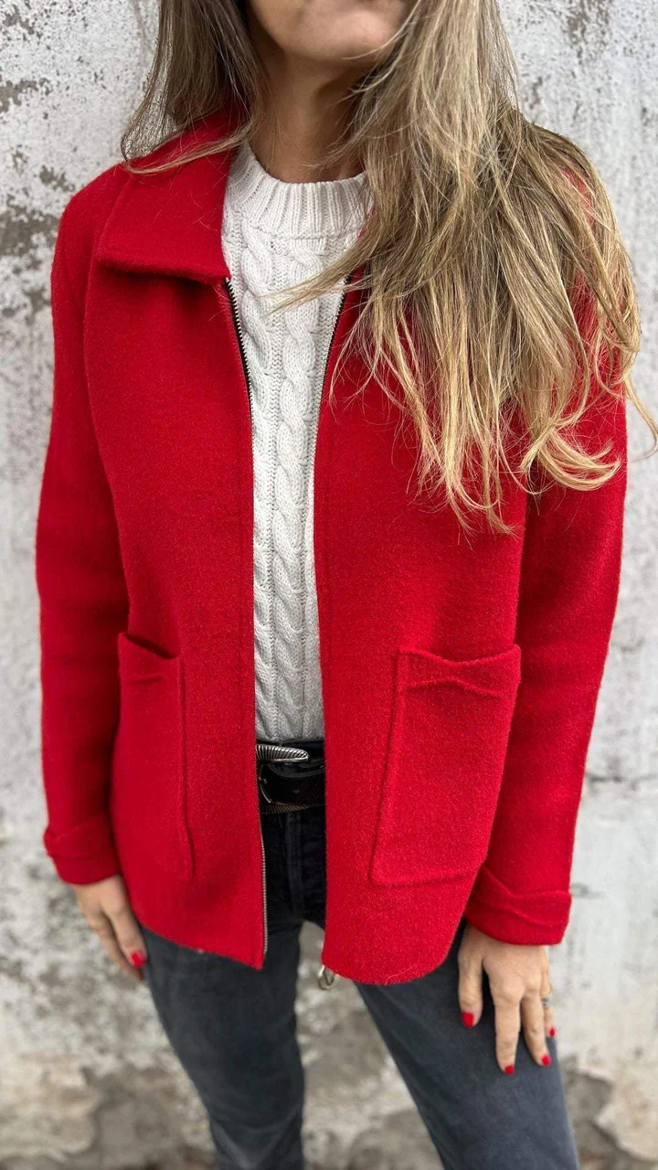 Rote Damenjacke aus Wolle, kombiniert mit weißem Strickpullover. Modische Herbstbekleidung, ideal für kühle Tage. Eleganter, zeitloser Stil.