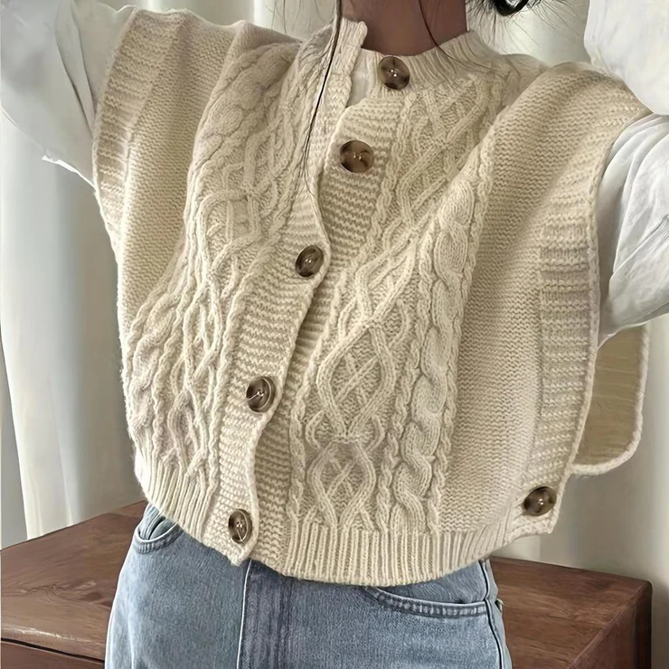 Damen Strickweste, cremefarben, Zopfmuster, Knopfleiste, ärmellos. Perfekt für Herbstmode, lässiger Look, kombinierbar mit Jeans.