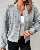 Graue Strickjacke für Damen, modisch und bequem, ideal für Herbst und Winter. Perfekt kombinierbar mit Jeans und T-Shirts.
