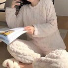 Flauschiger Damen-Pyjama in Cremeweiß, ideal für gemütliche Abende. Weiches Material, perfekter Komfort, modisch und warm. Perfekt für den Winter.