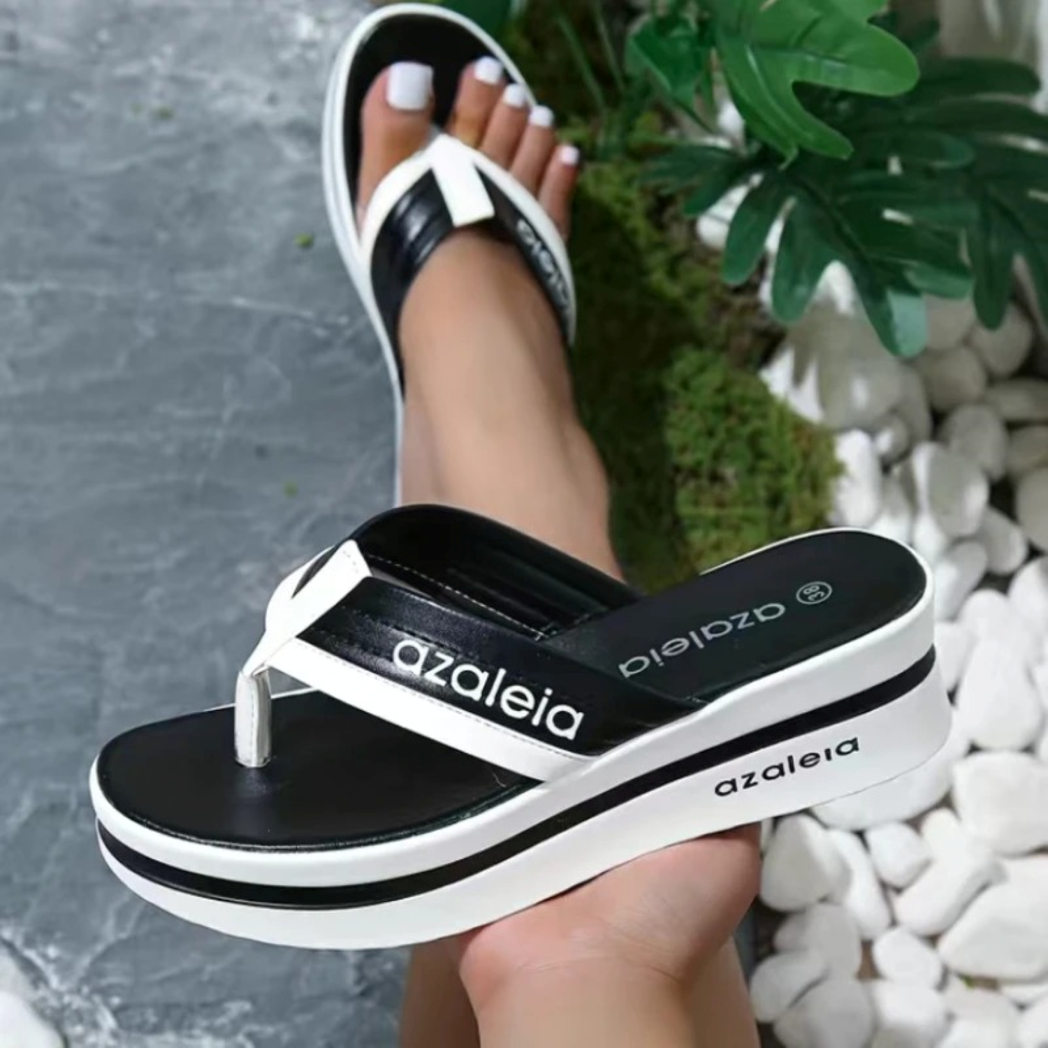 Azaleia Damen-Plateau-Sandalen in Schwarz-Weiß, bequem und stilvoll, ideal für Sommermode. Perfekt für Strand und Freizeit.