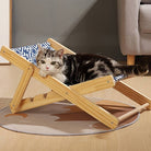 Gemütliches Katzenbett aus Holz mit blau-weißem Stoff, ideal für Katzenliebhaber. Perfekt für Katzenentspannung und stilvolle Inneneinrichtung.