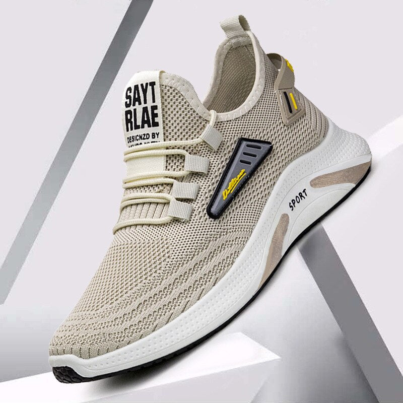 Beiger Sportschuh mit atmungsaktivem Mesh-Obermaterial, rutschfester Sohle und modernem Design. Ideal für Laufen und Fitness.