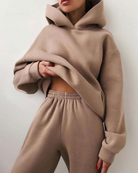 Beige Kapuzenpullover und Jogginghose Set für Damen, gemütlich und modisch, ideal für Freizeit und Sport. Perfekt für Herbst und Winter.