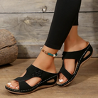 Schwarze Damen-Sandalen mit Keilabsatz, bequemem Fußbett und modischem Design. Perfekt für Sommermode und lässige Outfits.