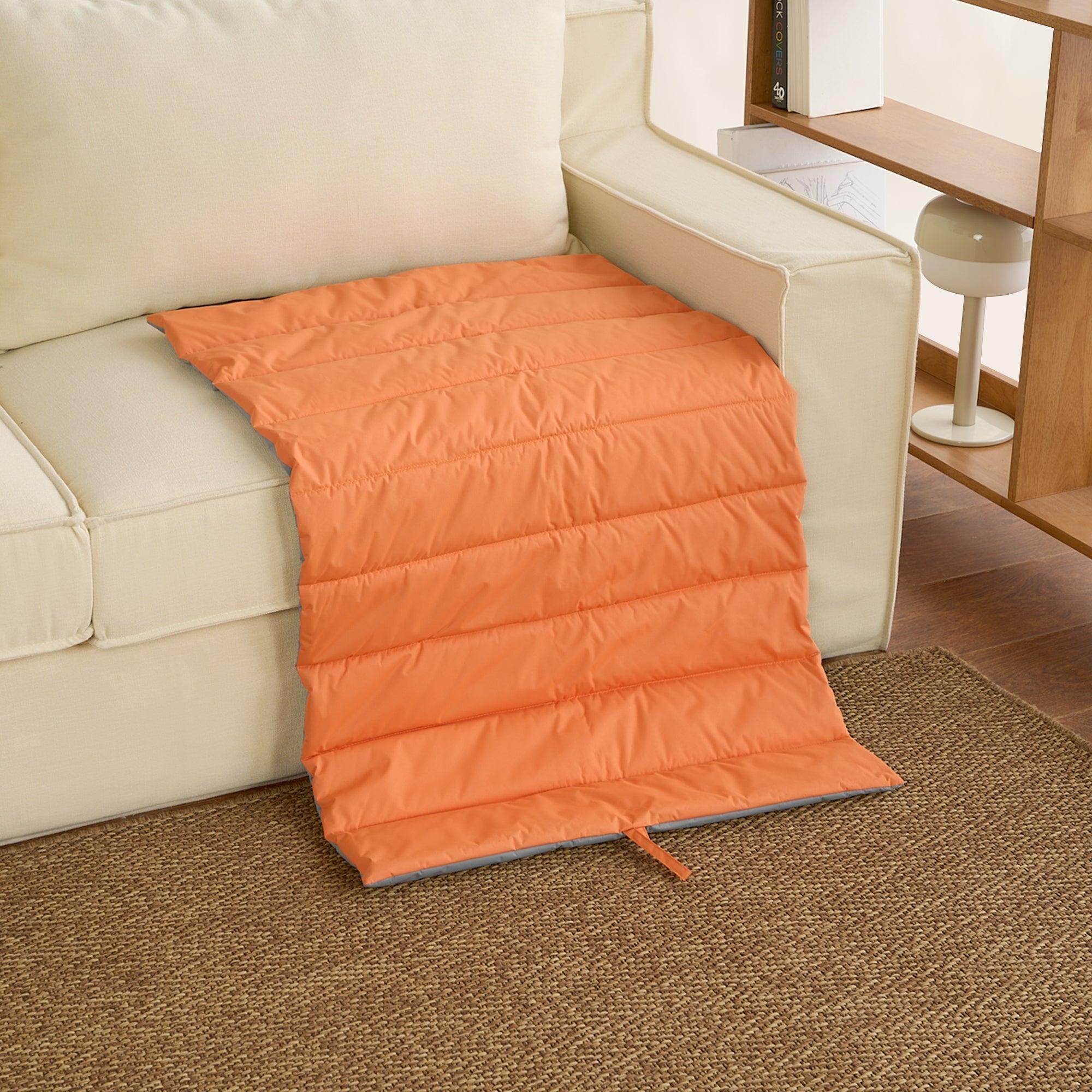 Orange, wasserdichte Haustiermatte auf Sofa, wetterfest, ideal für Innen- und Außengebrauch.