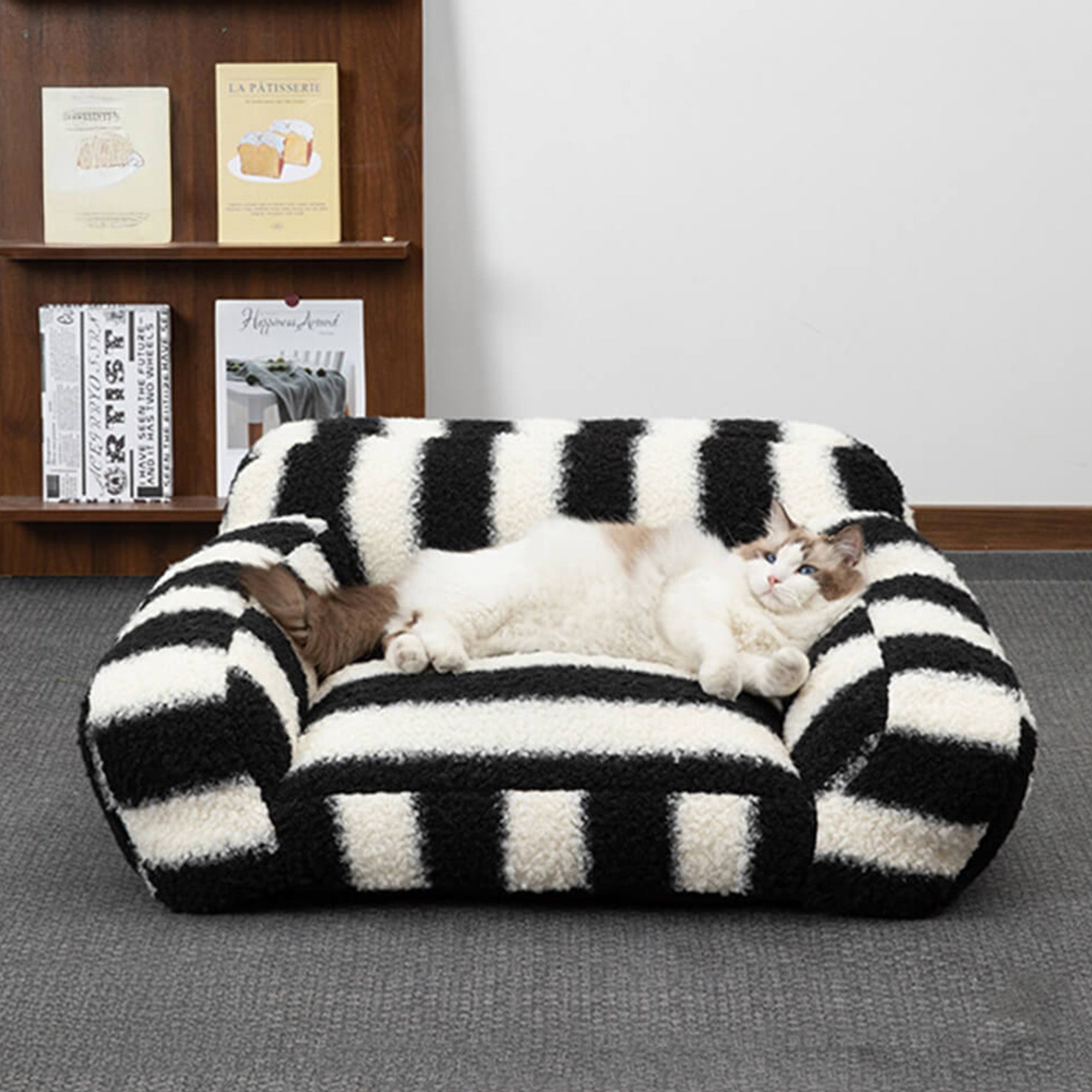 Schwarz-weiß gestreiftes Haustiersofa aus Kunstlammwolle mit Katze, bequemes Tierbett.