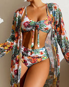 Frau in tropischem Bikini-Set mit Blumenmuster und passendem Kimono, Sommermode.