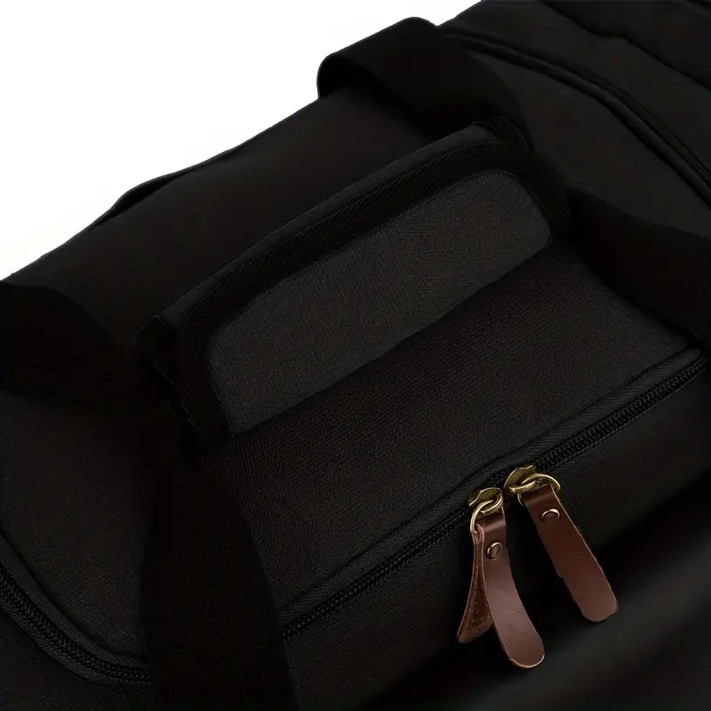 Schwarze Reisetasche mit Reißverschluss und braunen Ledergriffen, ideal für Reisen und Sport.