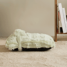 Flauschiges, beruhigendes Kissen in Cremeweiß auf Teppich, ideal für Entspannung und Komfort.