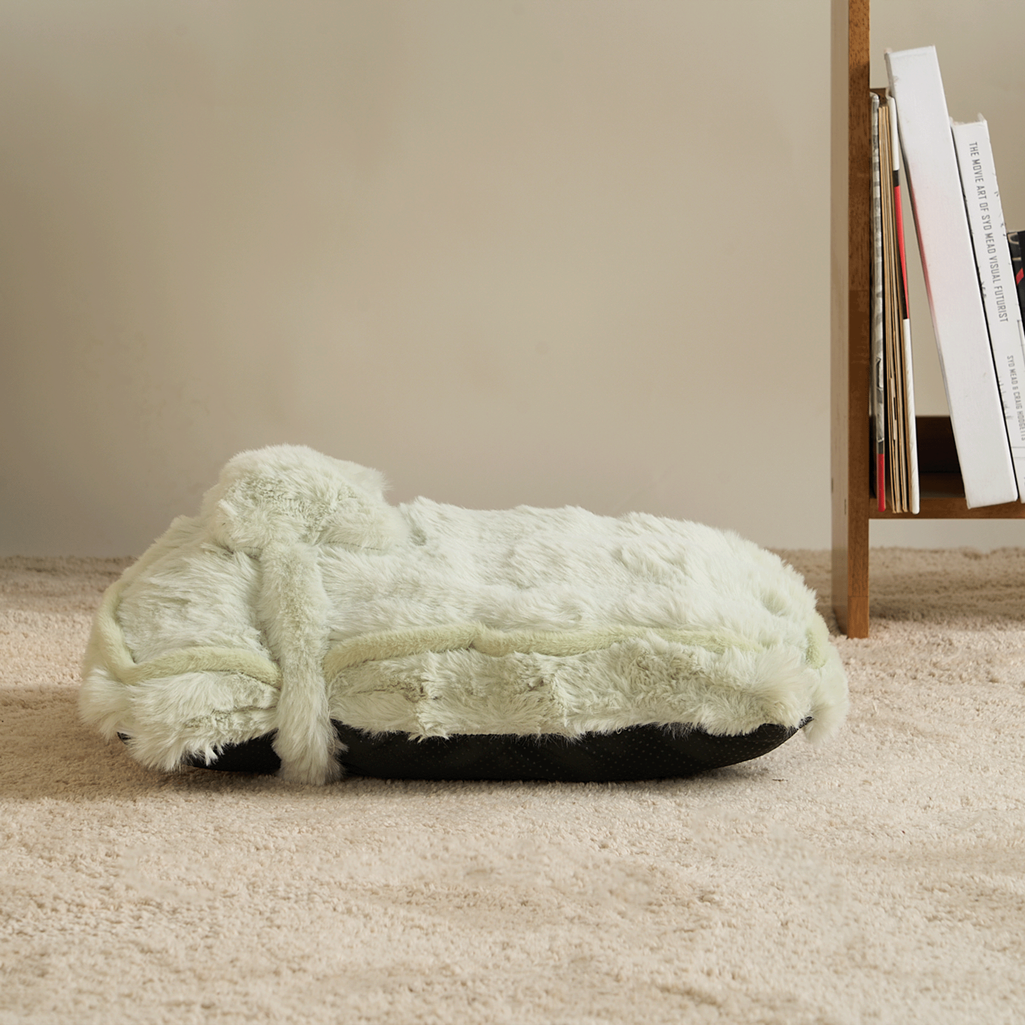 Flauschiges, beruhigendes Kissen in Cremeweiß auf Teppich, ideal für Entspannung und Komfort.