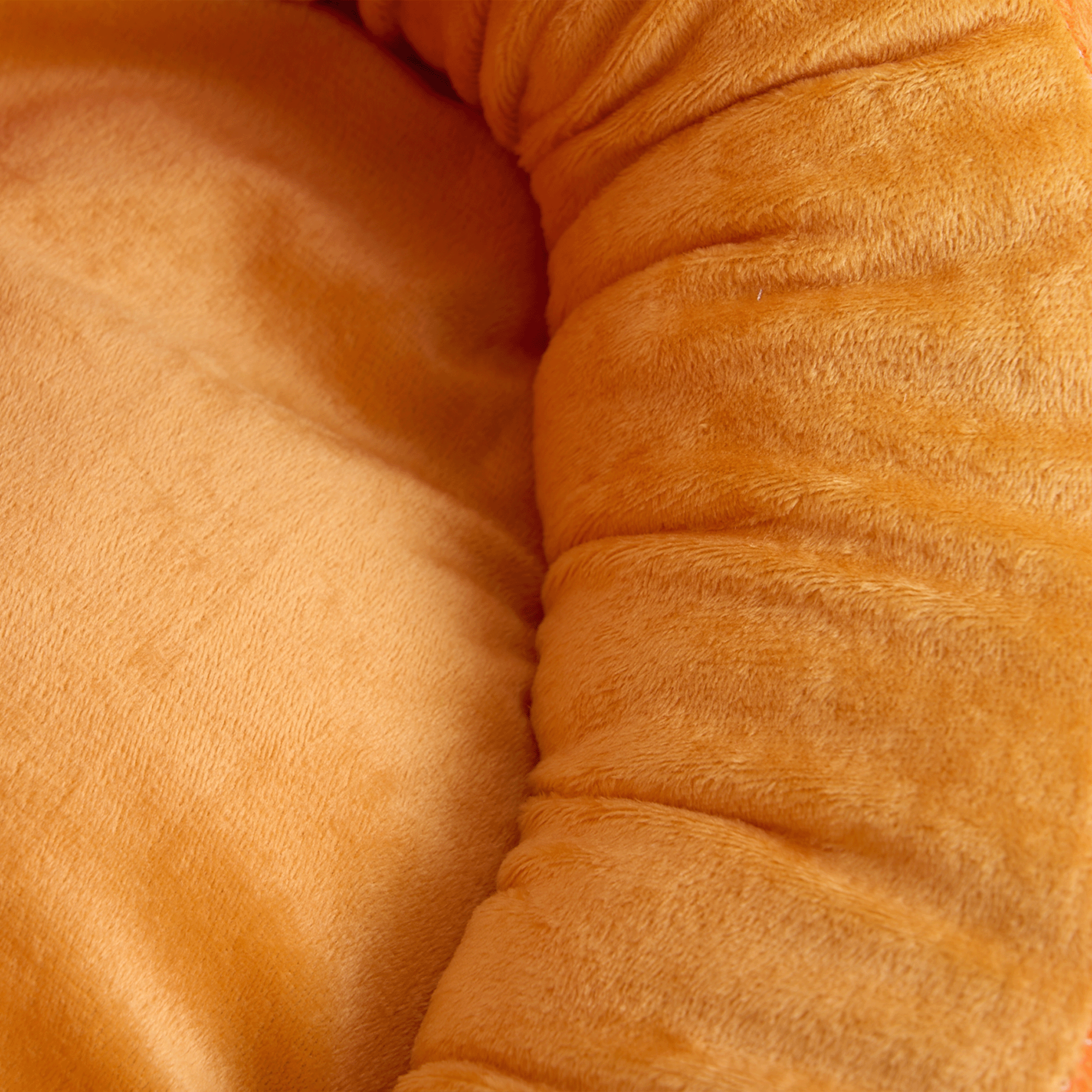 Orangefarbenes Plüsch-Haustierbett, Karottenform, weiches Material, gemütlicher Schlafplatz.