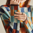 Bunter Karopullover aus weichem Strick, ideal für Herbstmode. Modetrend, gemütlich, stilvoll, Damenbekleidung, farbenfrohes Design.