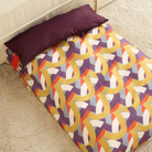 Buntes Hundebett mit geometrischem Muster, weiche Polsterung, ideal für Haustiere, modernes Design.