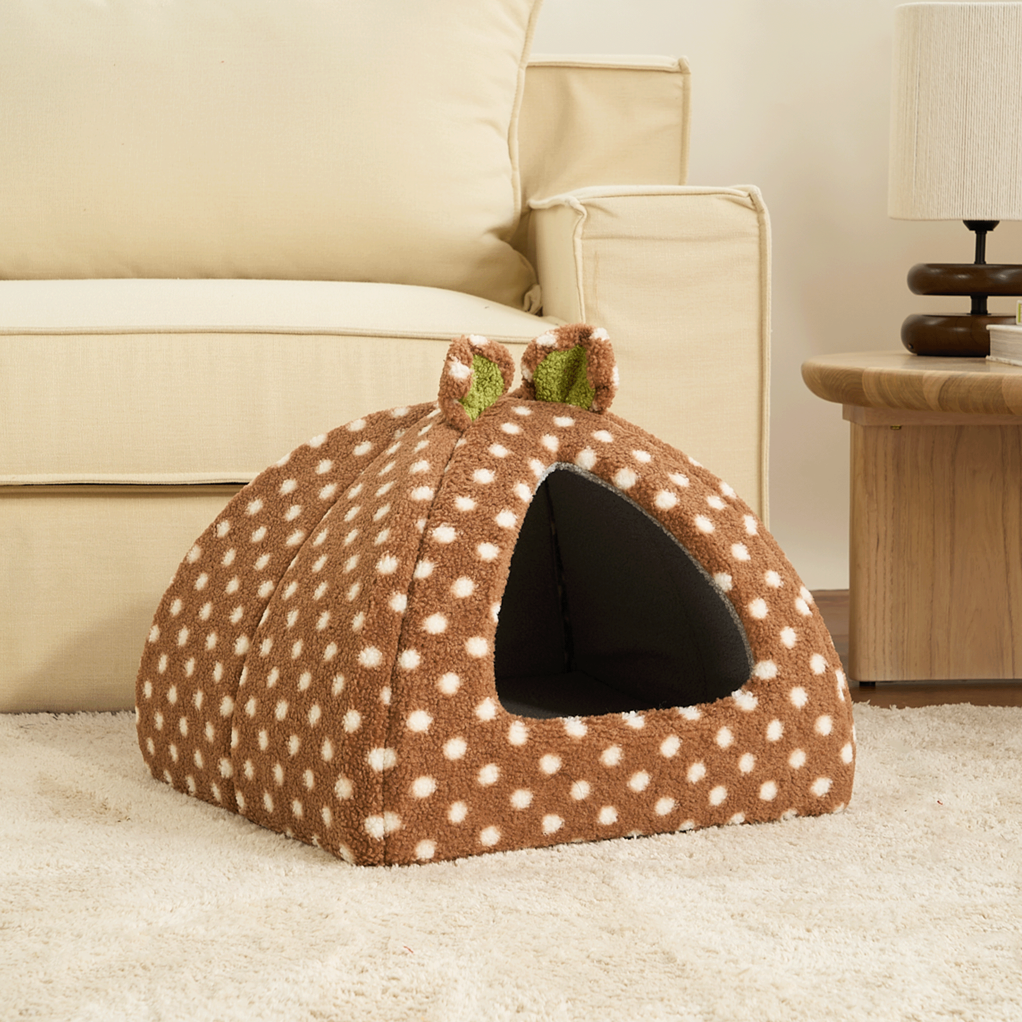 Braune gepunktete Haustierhöhle aus Plüsch, ideal für Katzen und kleine Hunde, gemütlich und stilvoll.