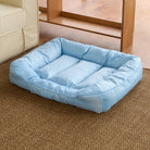 Wasserdichtes, kühlendes Haustierbett, mittelgroß, blau, auf Teppich, ideal für Hunde und Katzen.