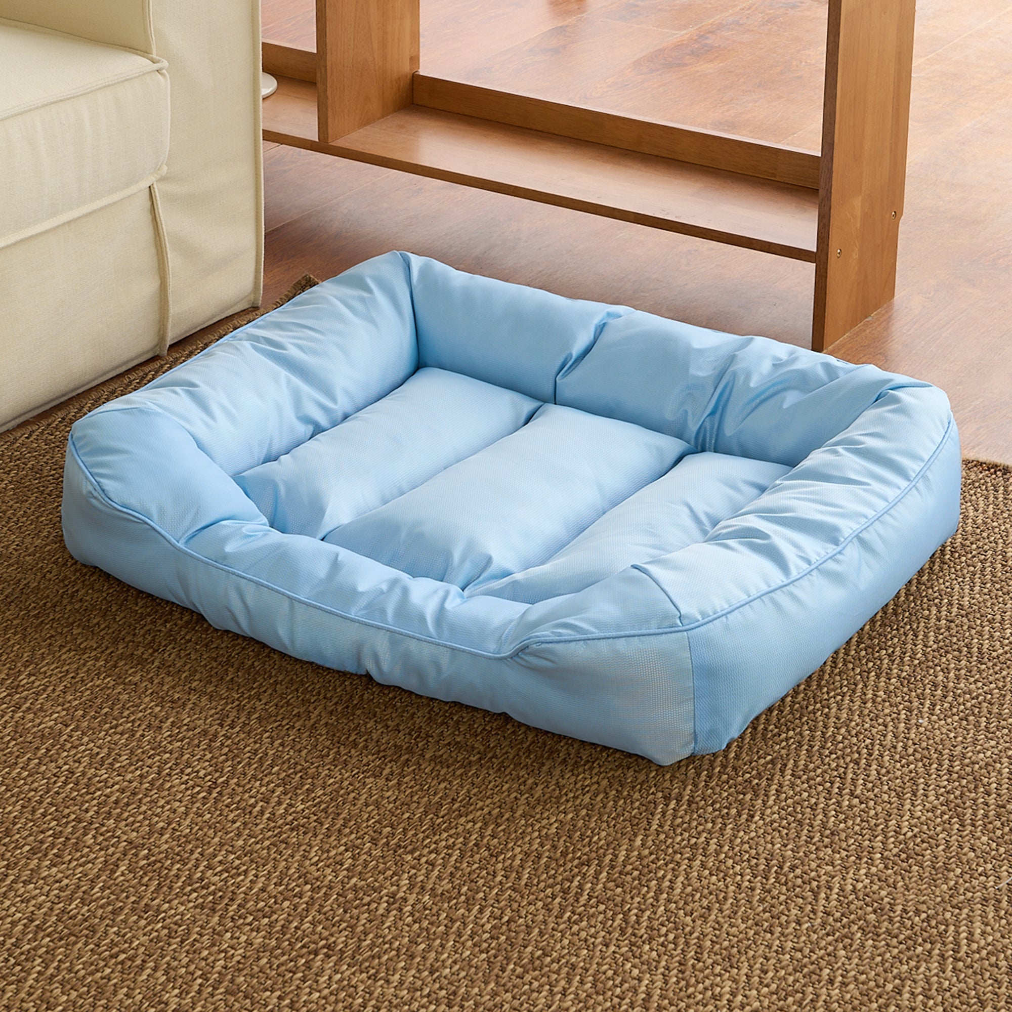 Wasserdichtes, kühlendes Haustierbett, mittelgroß, blau, auf Teppich, ideal für Hunde und Katzen.