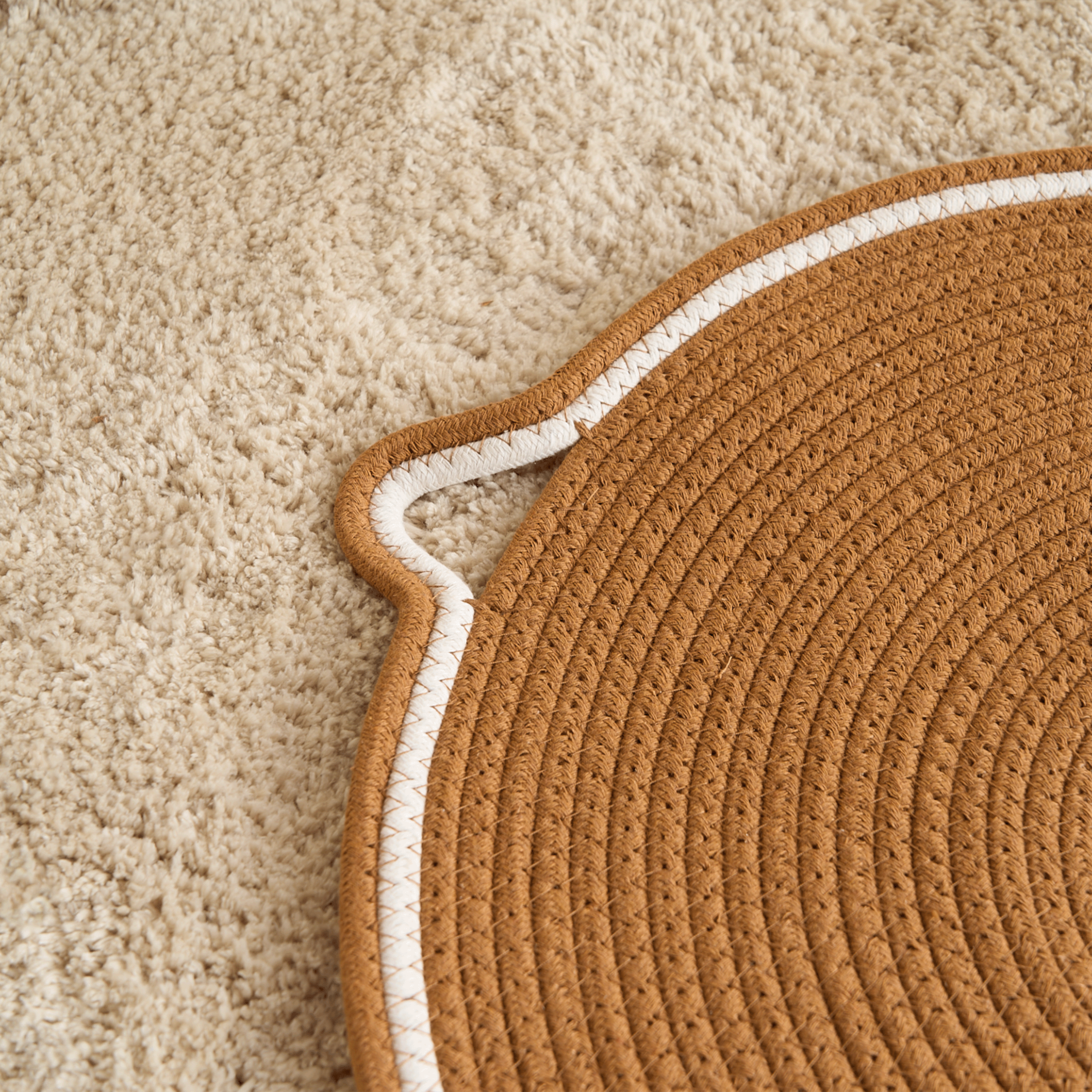 Katzenspielzeug Kratzmatte aus Seil, rund, beige, langlebig, für Katzenpflege und Krallenpflege.