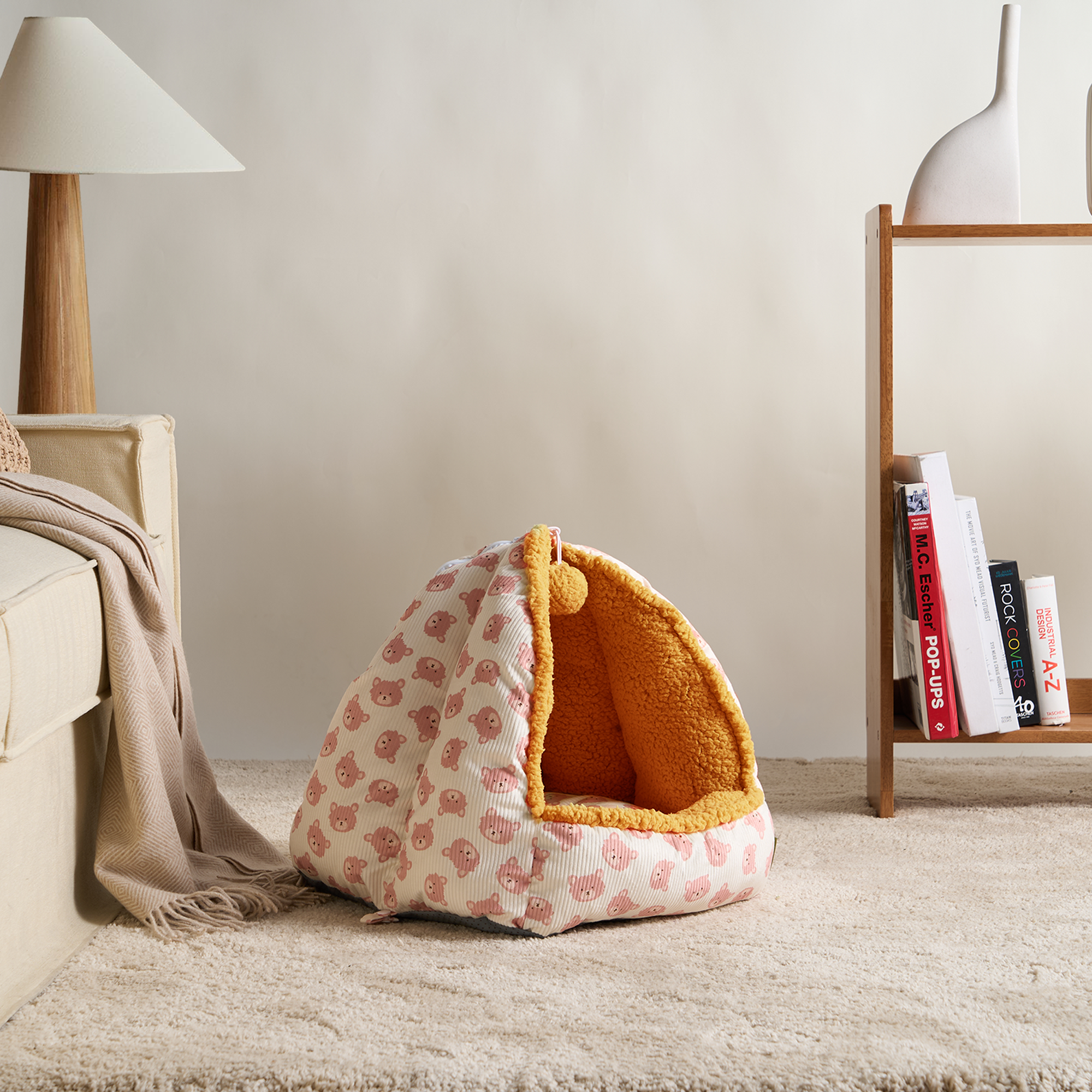 Katzenhöhle aus Plüsch, beige mit rosa Bärenmuster, gemütlich und weich, für Katzen geeignet.