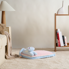 Interaktives Katzenbett, blau und rosa, Plüsch, gemütlich, für Haustiere, Wohnzimmer, modern.