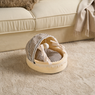 Gemütliches Katzenbett mit kariertem Dach, beige, weiches Material, ideal für Haustiere.