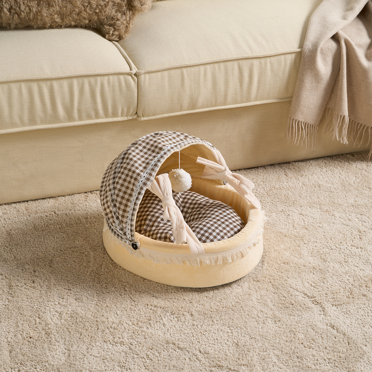 Gemütliches Katzenbett mit kariertem Dach, beige, weiches Material, ideal für Haustiere.