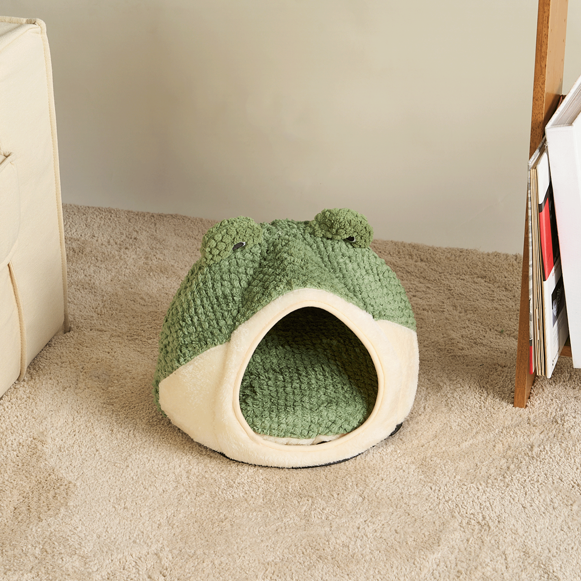 Grünes Frosch-Katzenbett aus Plüsch, gemütlich und weich, ideal für Haustiere.