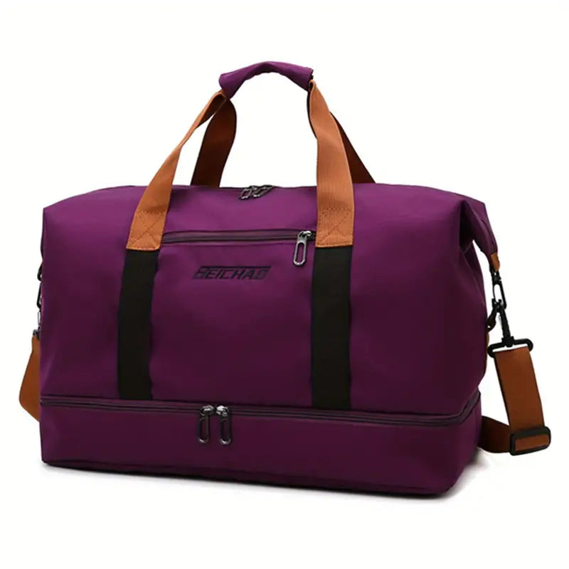 Lila Reisetasche mit braunen Griffen, Reißverschlüssen, ideal für Reisen, Sport, Freizeit.