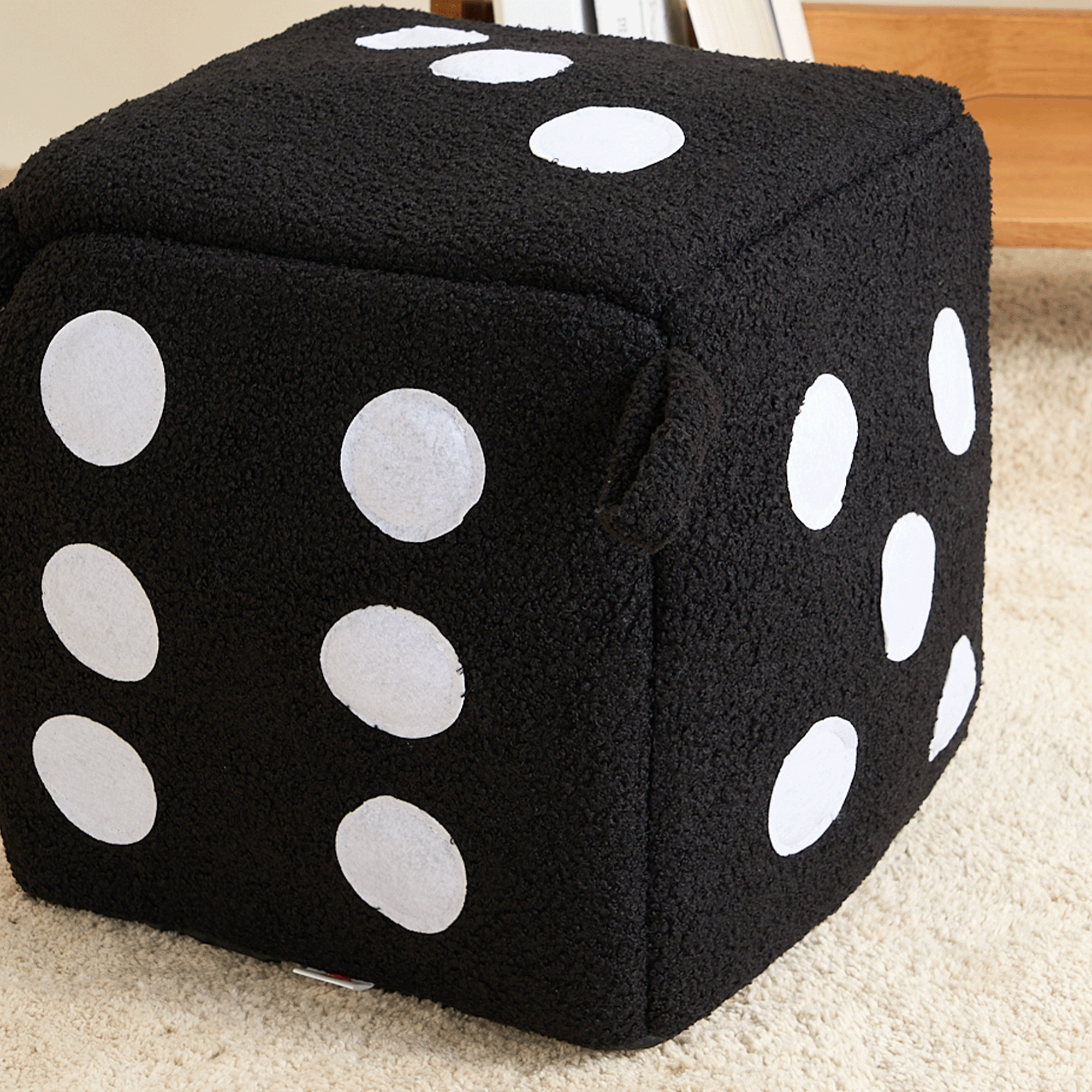 Würfelförmiges schwarzes Haustierbett, Plüschmaterial, weiße Punkte, modernes Design.