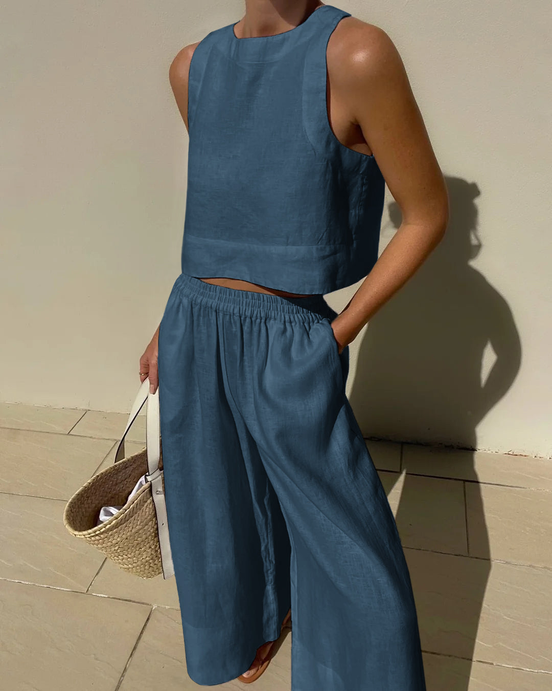 Damen-Leinen-Set in Blau, ärmelloses Top und weite Hose, ideal für Sommermode. Perfekt für lässige Outfits und Strandkleidung.