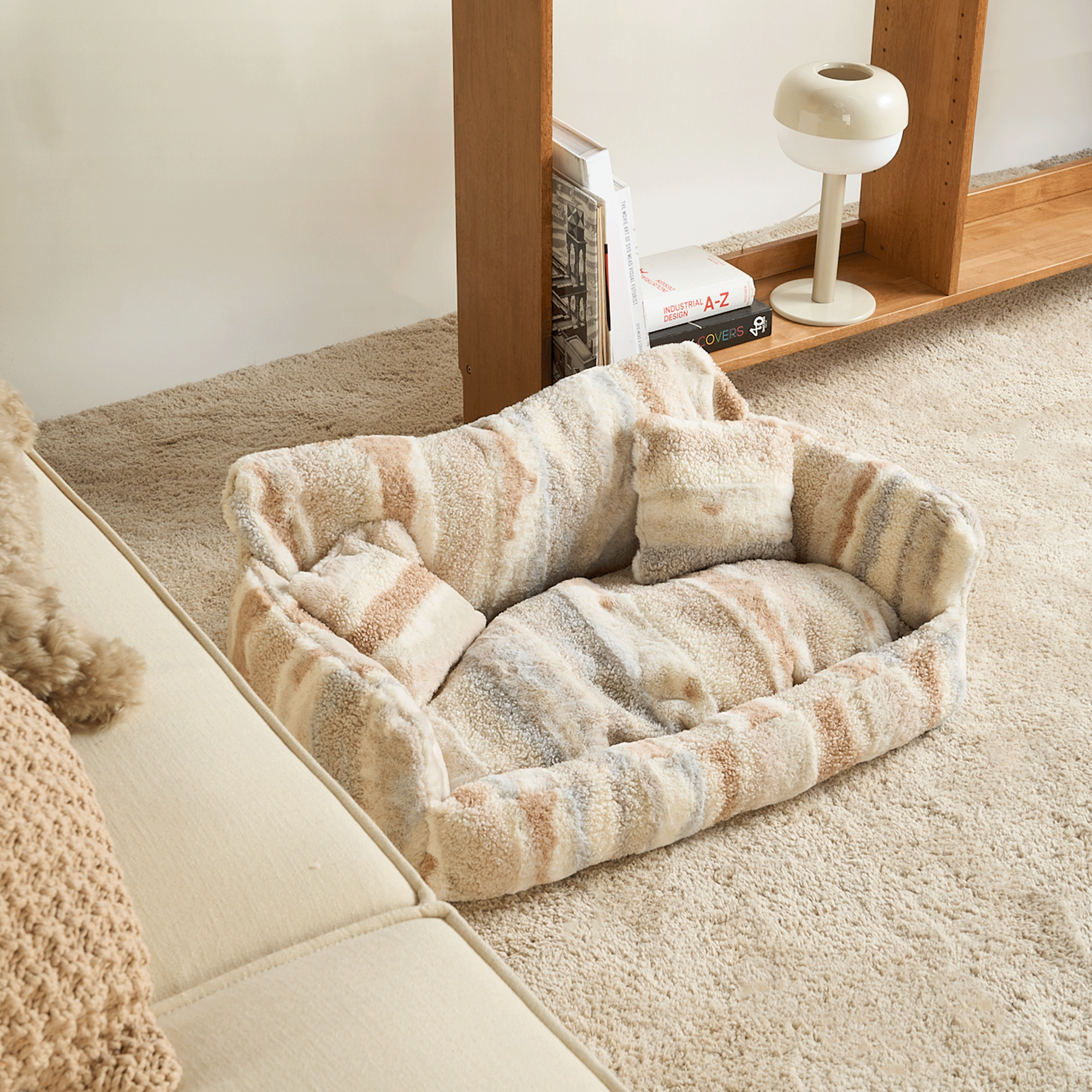 Flauschiges Haustier-Sofa-Bett, beige, gestreift, gemütlich, für Hunde und Katzen, Wohnzimmer.