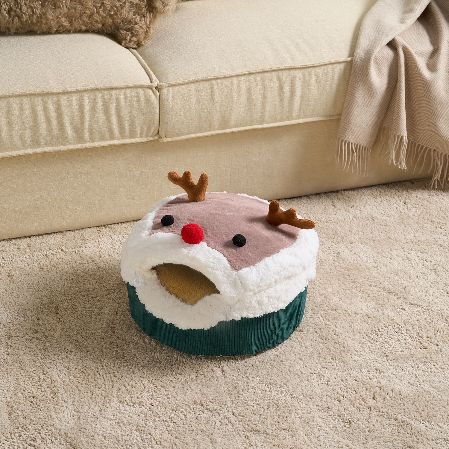 Rentier-Katzenversteck aus Plüsch, beige und grün, gemütliches Haustierbett, weihnachtliches Design.