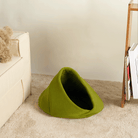 Grüne Katzenhöhle aus Fleece, gemütlich, modern, idealer Rückzugsort für Katzen im Wohnzimmer.