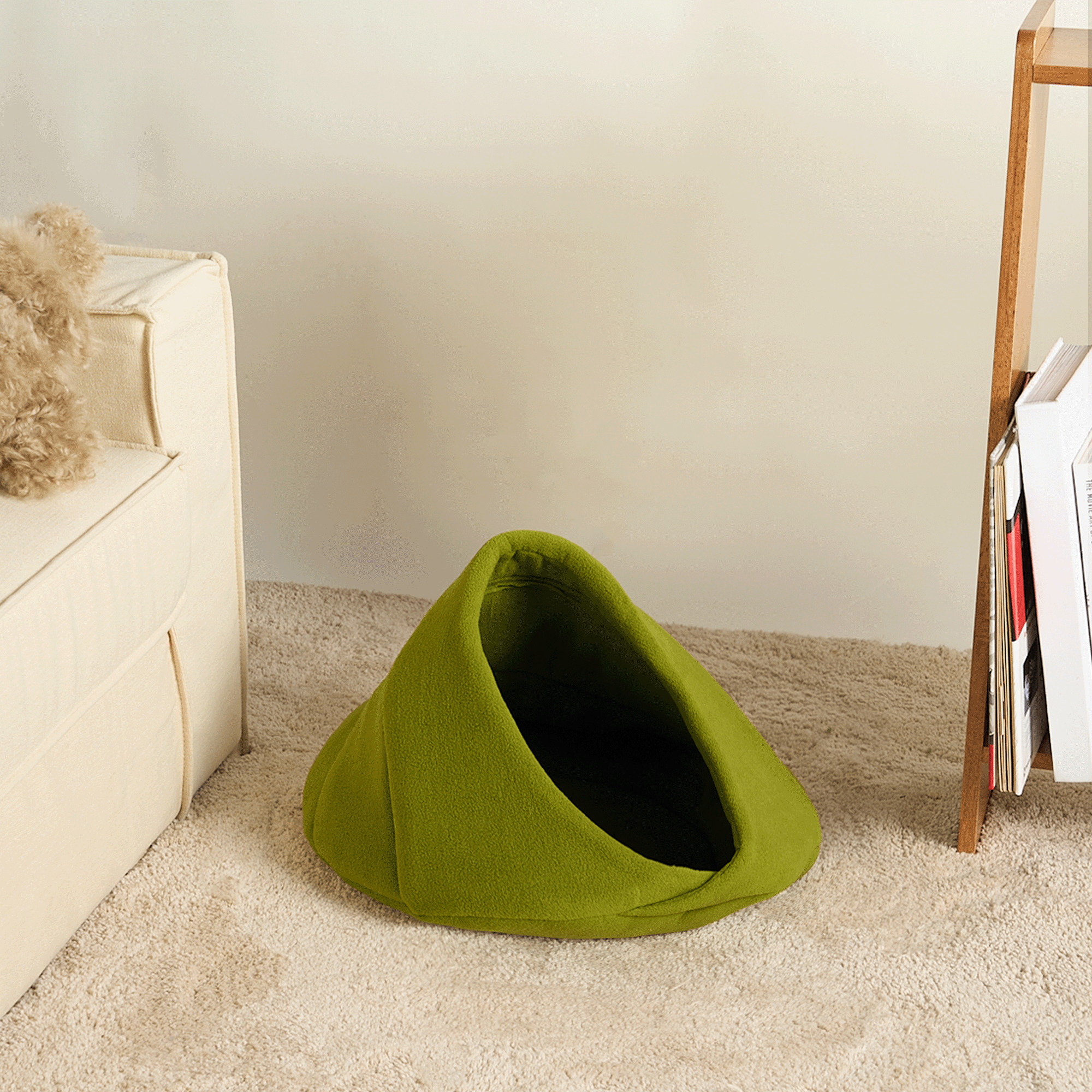 Grüne Katzenhöhle aus Fleece, gemütlich, modern, idealer Rückzugsort für Katzen im Wohnzimmer.