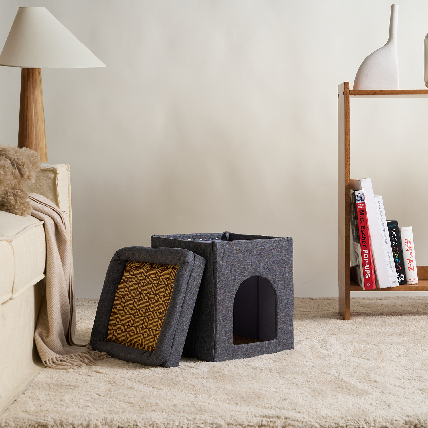 Graues faltbares Katzenhaus aus Stoff im Wohnzimmer, modernes Design, gemütlich und platzsparend.