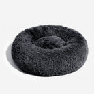 Rundes, flauschiges Hundebett aus grauem Plüsch, gemütlich und weich für Haustiere.