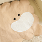 Beige Haustiermatte in Wolkenform, Gesichtsmotiv, rutschfest, waschbar, für Hunde und Katzen.