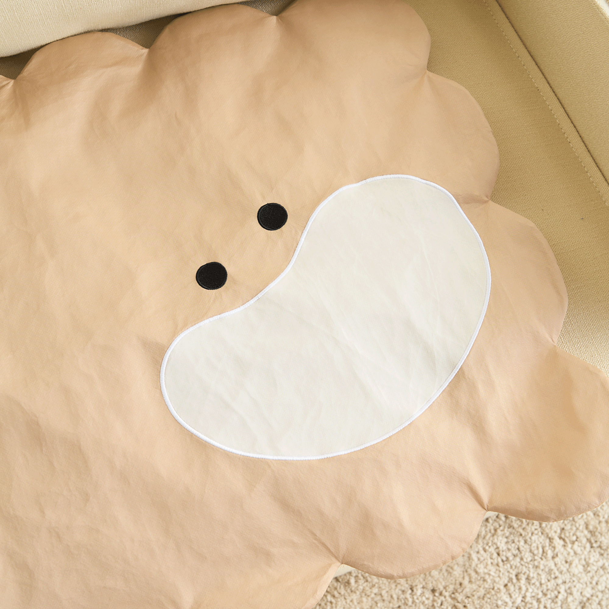 Beige Haustiermatte in Wolkenform, Gesichtsmotiv, rutschfest, waschbar, für Hunde und Katzen.