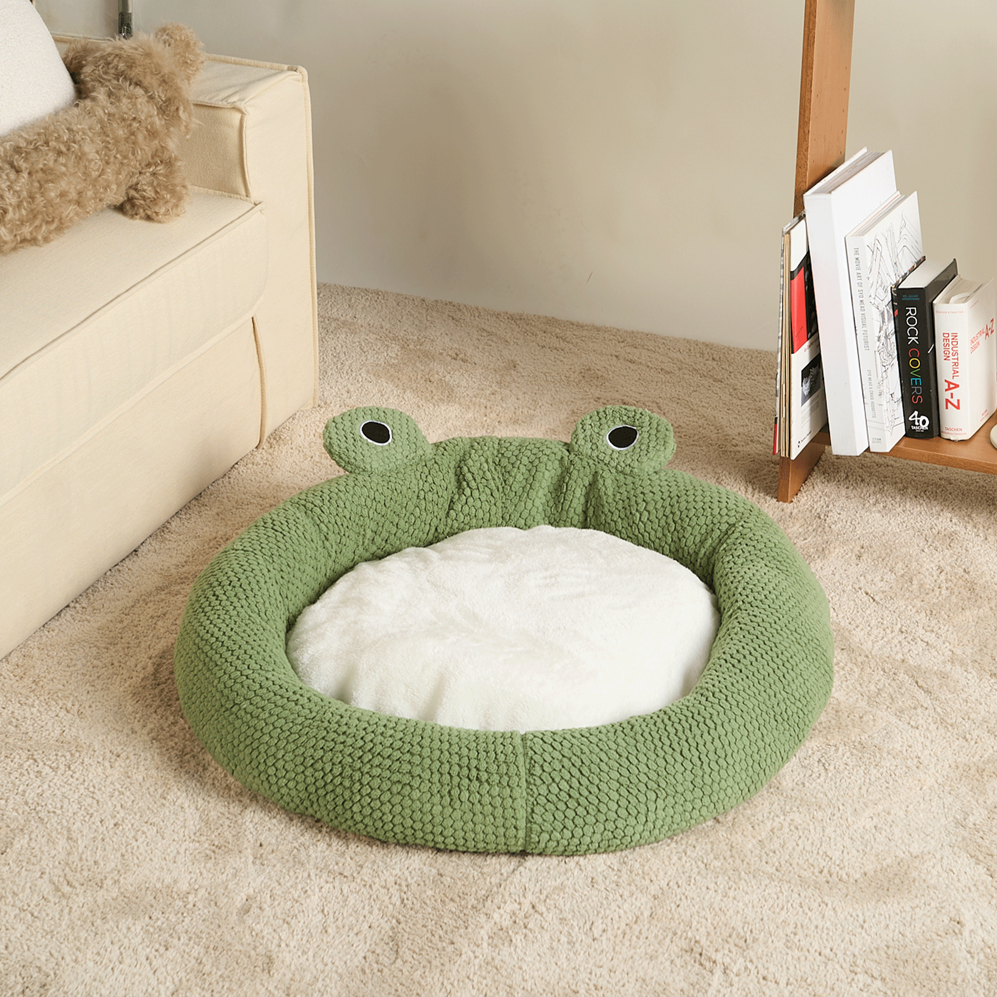 Grünes Haustierbett mit Froschdesign, weiches Plüschmaterial, ideal für Hunde und Katzen.