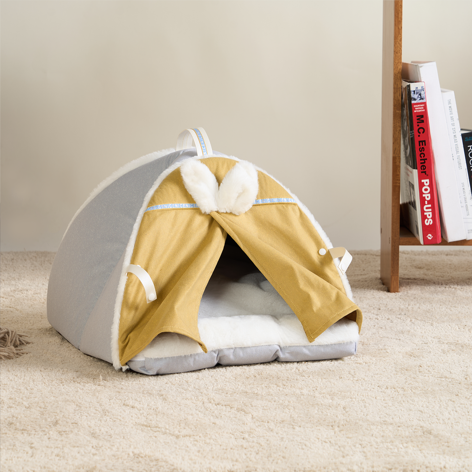 Gelbes Katzenbett Zeltform, weiches Material, gemütlich, modernes Design, für Haustiere.