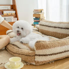 Plüschiges Hundebett, beige-braun gestreift, gemütlich, für Hunde und Katzen, Wohnzimmer.