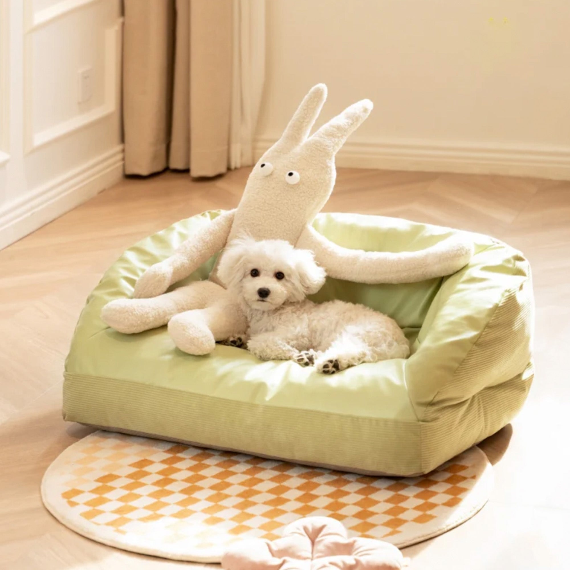 Kühlendes Leder-Haustiersofa in Grün mit Hund und Plüschspielzeug, gemütliches Tierbett.